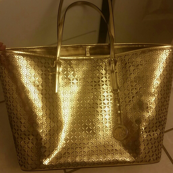 Beautiful NwT Gold flower perf Tote