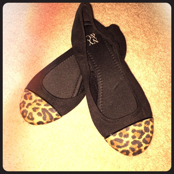 Leopard toe flats Last chance !!