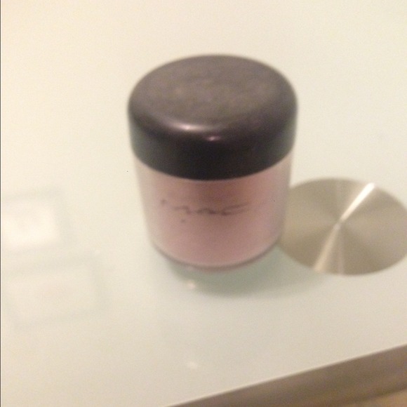 MAC pigment . Color Helium