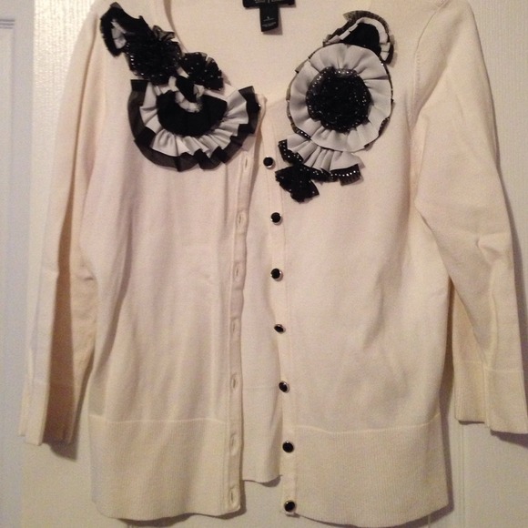 Lightweight 3/4 sleeve sweater.