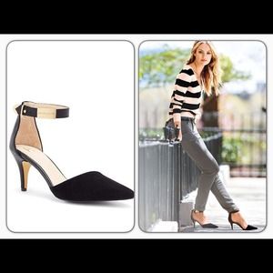 VS COLLECTION
ANKLE-STRAP PUMP