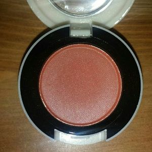 Beautiful Saffron Mac eyeshadow. Great pigment!!!!