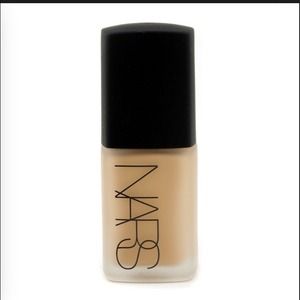 Nars Sheer Glow Foundation in Cádiz Medium Dark 3