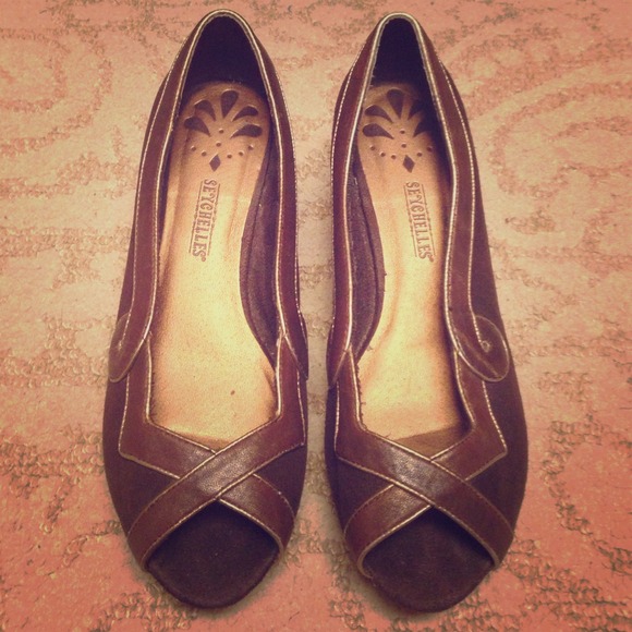 Brown open-toe wedges