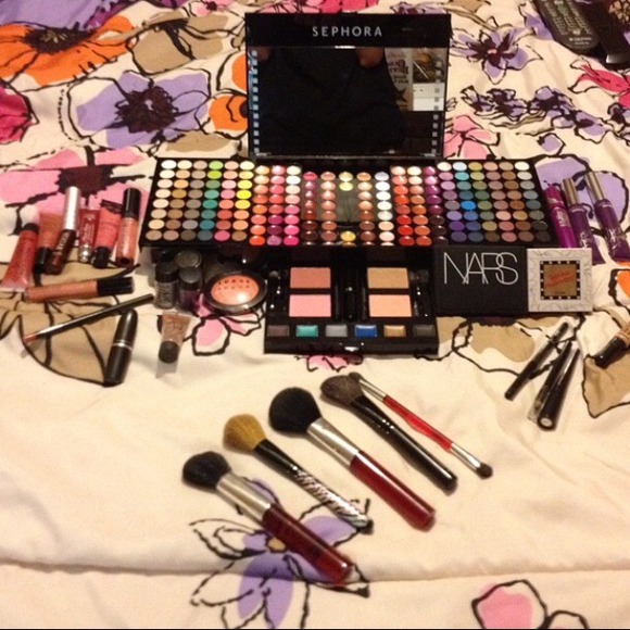 Sephora Ultimate MakeUp Kit(featured in middle)