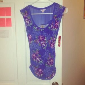 Blue floral lose short sleeve blouse.