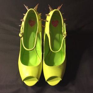 lime green invisible heel pump