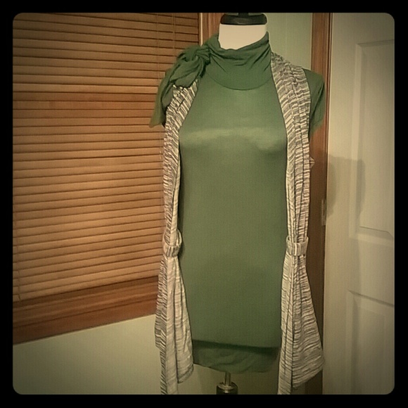 Grey/white vest - Picture 1 of 1