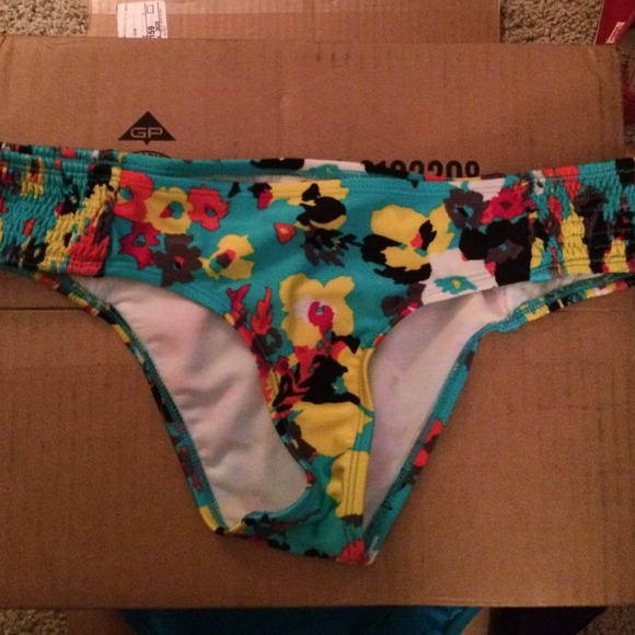 New Roxy low rise bikini bottoms