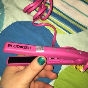 Plugged in diamond mini tourmaline flat iron