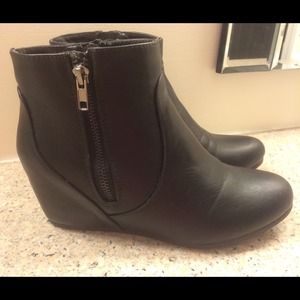 Cityclassified Vegan Black Ankle Wedge Booties Sz9