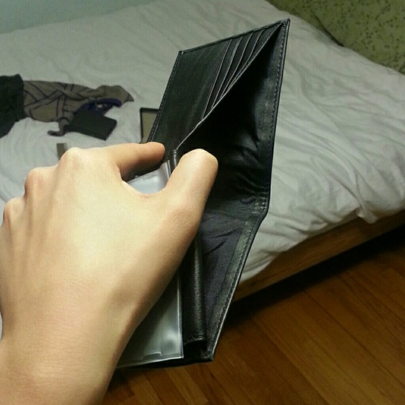 **SOLD** NWOT Kenneth Cole Men's wallet - Picture 2 of 4