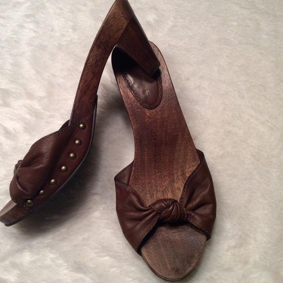 BROWN LEATHER AND WOODEN BASE WORN 2x