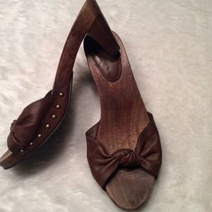 BROWN LEATHER AND WOODEN BASE WORN 2x