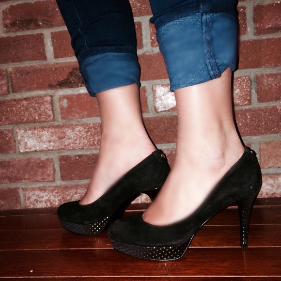 Tahari Black Pumps. 👠