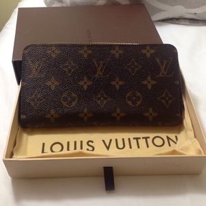 LV  Louis Vuitton monogram zippy wallet
