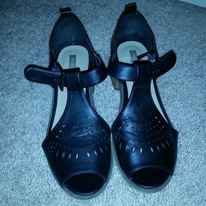 Black small heeled leather shoes
