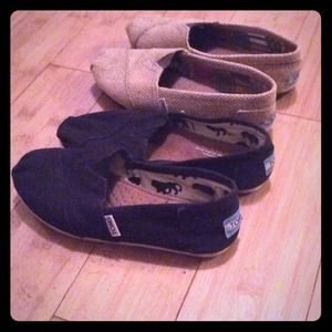 2 pairs of Toms
