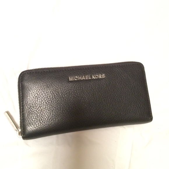 Michael Kors Bedford Wallet! Like new condition
