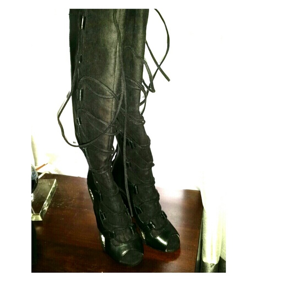 Be be opentoe leather boots.