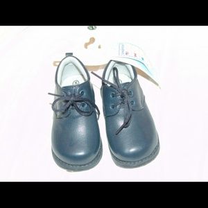 BEAUTIFUL CHILDRENS BOYS SIZE FIVE BLUE SHOES