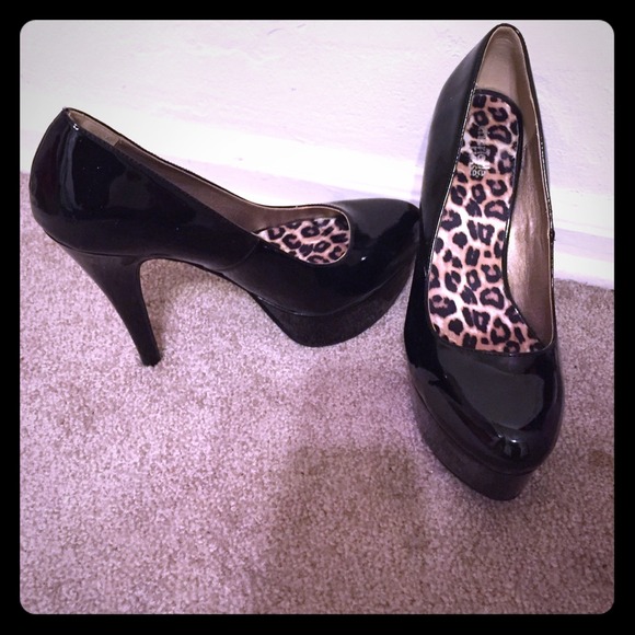 Black pumps