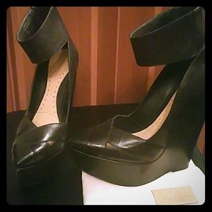 Authenticity.  Leather  MaxAzria