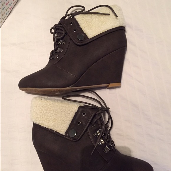 Brown boots that give you two looks in one...