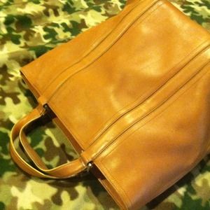 EllenTracy leather purse