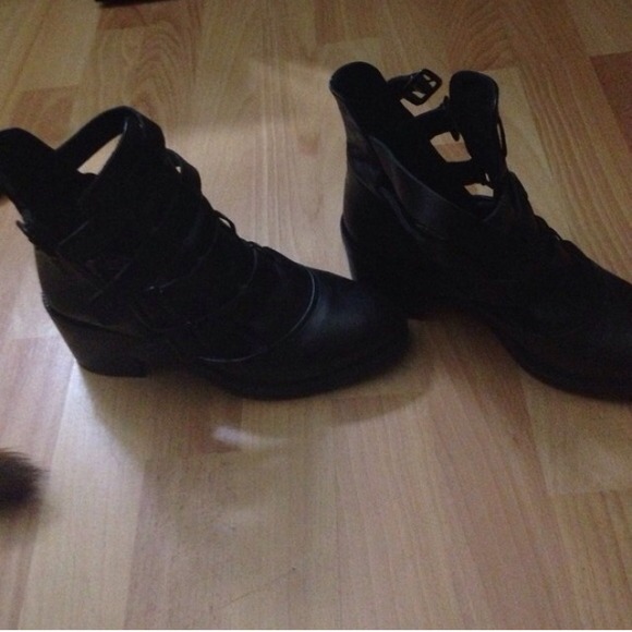 Steve Madden black boots