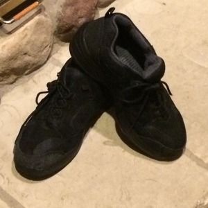 Steel toed work shoes