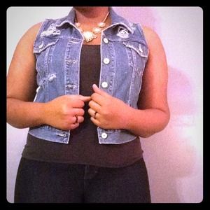 Levi Distressed Denim Vest (🎉🎉PRICE ⬇️⬇️)