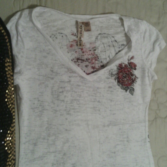 WHITE T W/ GLITTER DESIGN ON BACK!!!