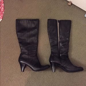 Born black boots, size 10.