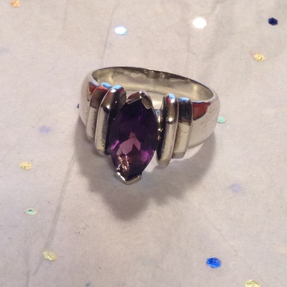 Vintage Sterling Silver and Amethyst Ring - Picture 2 of 4
