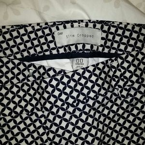 Black and white printed crop pants