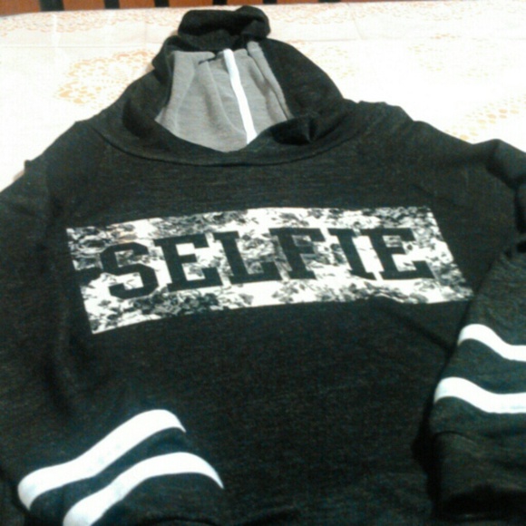 Sweater . - Picture 1 of 3