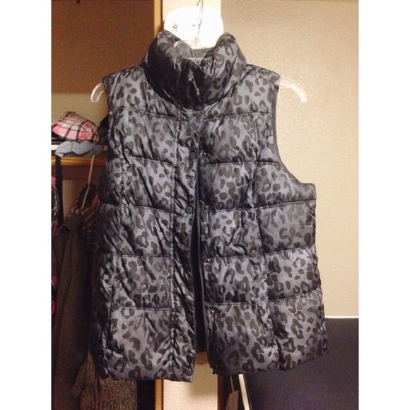 Old navy puffed vest leopard print