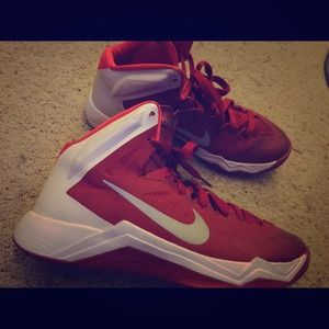 Basketball shoes