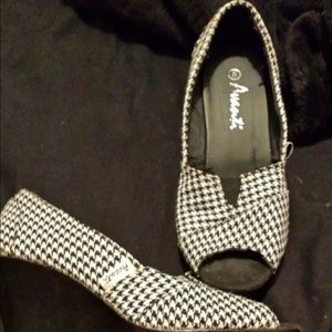 Black and white "checkered" wedges.