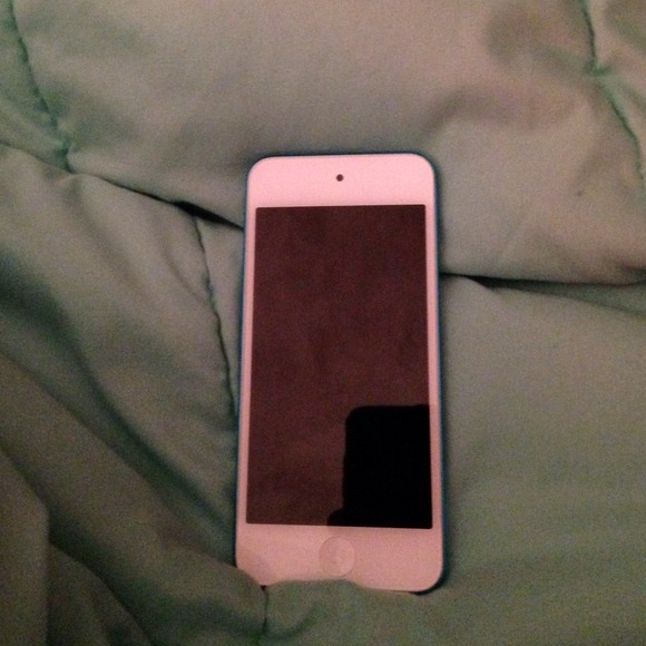 5th generation iPod 32gb with 2 cases