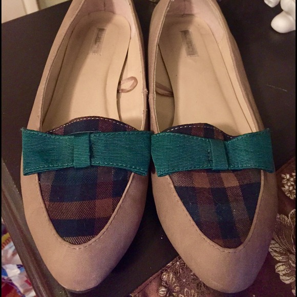 Taupe & green plaid semi pointy flats - Picture 1 of 2