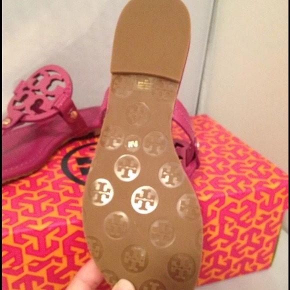 New! Tory Burch Miller Logo Flat Thong Sandal - 5 - Picture 3 of 4