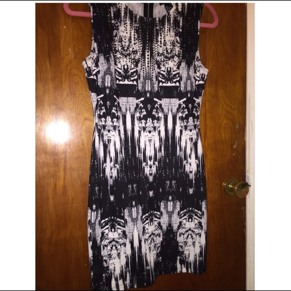 SOLD Black&White Great Tribal Print Studded Mini - Picture 3 of 4