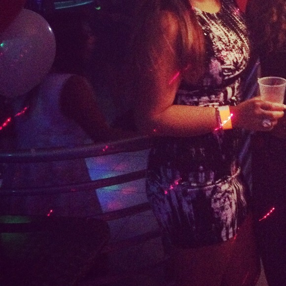 SOLD Black&White Great Tribal Print Studded Mini - Picture 4 of 4