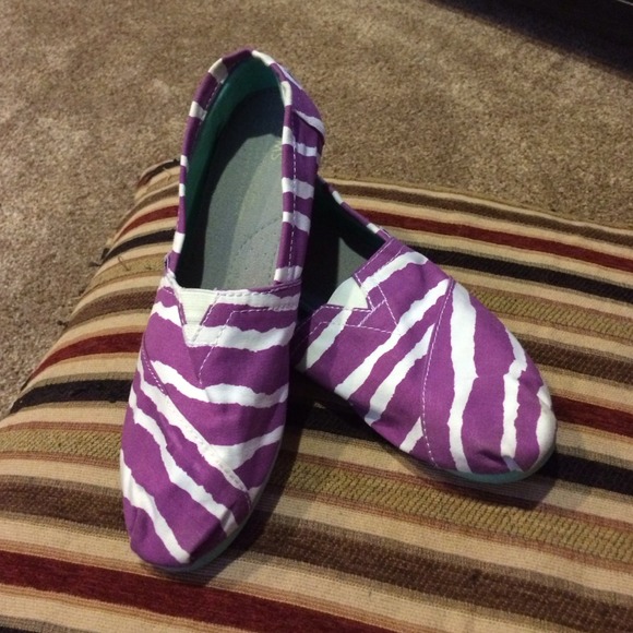 Toms purple zebra striped with teal bottom