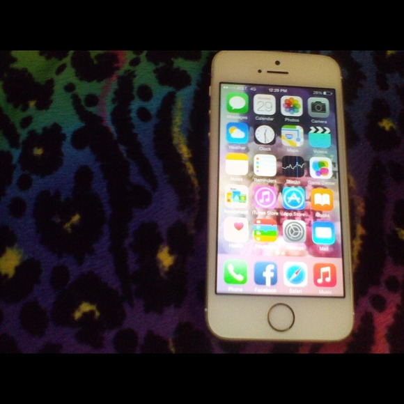 1 gold iPhone 5s 32 gb.Good condition. ✨1 traded✨