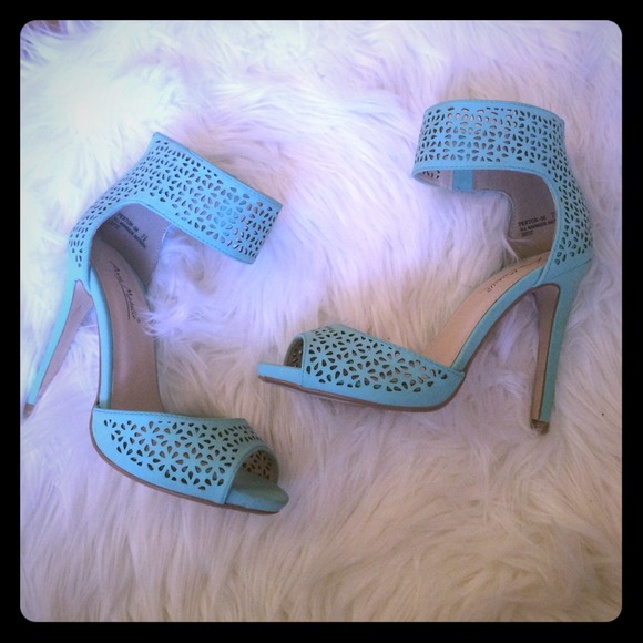 *NEVER WORN* turquoise laser-cut pumps!