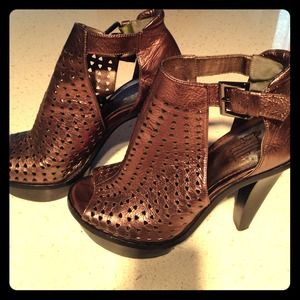 Linea Pelle greenish gold platform heals