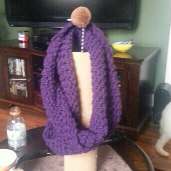 Hand crocheted infinity scarves - Picture 3 of 3